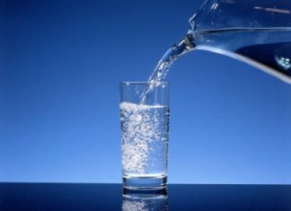 Μήπως τελικά δεν πρέπει να πίνουμε 8 ποτήρια νερό την ημέρα;