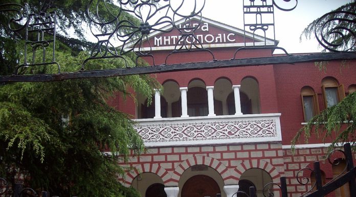 Με έντονο τρόπο αντέδρασε η Μητρόπολη Εδέσσης σε δηλώσεις του βουλευτή ΣΥΡΙΖΑ του νομού, Γιάννη Σηφάκη, που δήλωσε πως η Τοπική Εκκλησία υποχώρησε στο ζήτημα της Μακεδονίας.