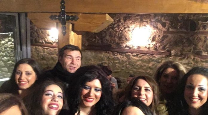 Δεξίωση του Εδεσσαϊκού Θεάτρου στην Οικία Τσάμη, Βαρόσι.