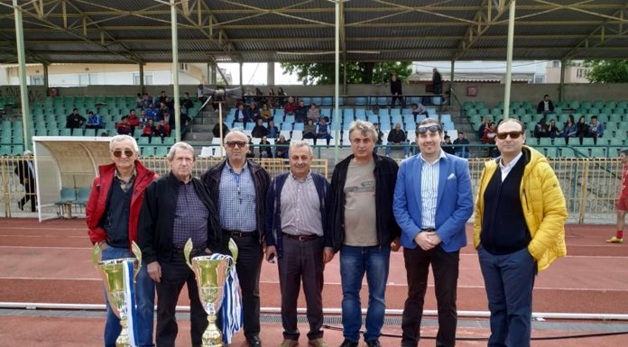 Απονομή κυπέλλου στην ομάδα του Ορφέα Ριζαρίου για την κατάκτηση του πρωταθλήματος