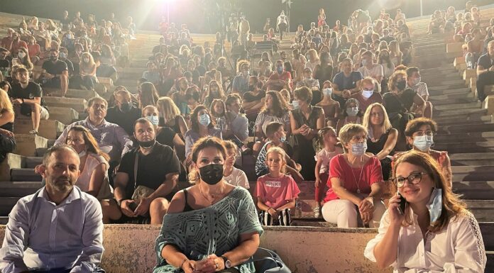 Ο Κλέαρχος η Μαρίνα και ο κοντός του Χάρη Ρώμα χθες στo θέατρο Μαυροβουνίου
