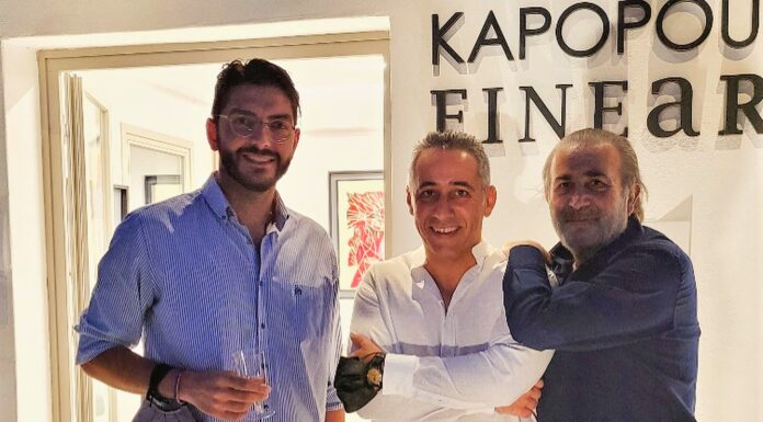 Ο Αντώνης Ξυλουργίδης στο πλευρό του Λαζόπουλου και Χαντζάρα στην πρώτη έκθεση ζωγραφικής τους στη Νάουσα της Πάρου
