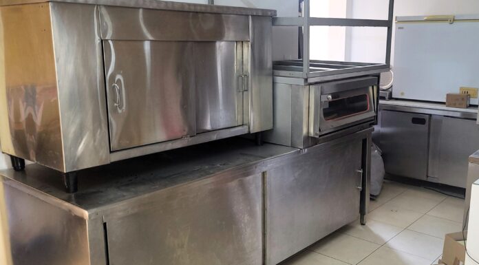 Πωλείται επαγγελματικός εξοπλισμός πιτσαρίας σε άριστη κατάσταση