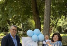 Τον μικρό τους πρίγκιπα βάφτισαν ο γιατρός Ευάγγελος Οικονόμου και η σύζυγος του Βασιλική Σπυρίδου