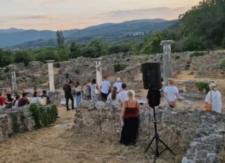 Η παραγωγή Όλη η Ελλάδα ένας πολιτισμός Μουσική εγκατάσταση Πόλεμος και «Ειρήνη;» πραγματοποιήθηκε στον Αρχαιολογικό Χώρο Λόγγου